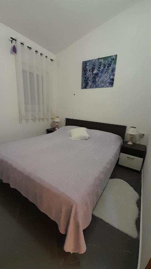 Apartmani Ivankovic Karlobag Εξωτερικό φωτογραφία